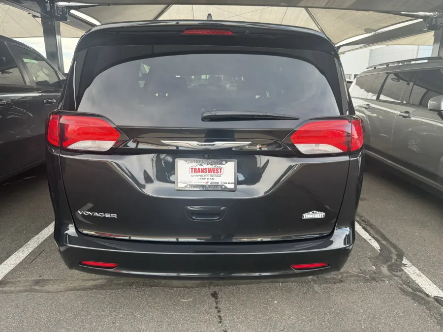 2023 Chrysler Voyager LX | Photo 7 of 20