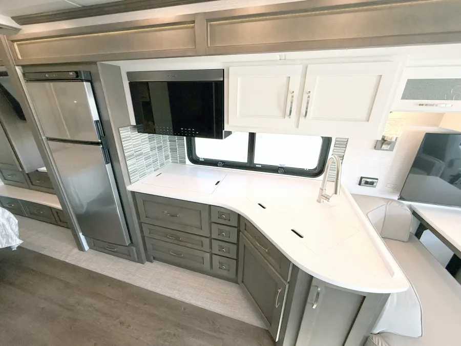 2026 Newmar Canyon Star 3947 | Photo 10 of 33