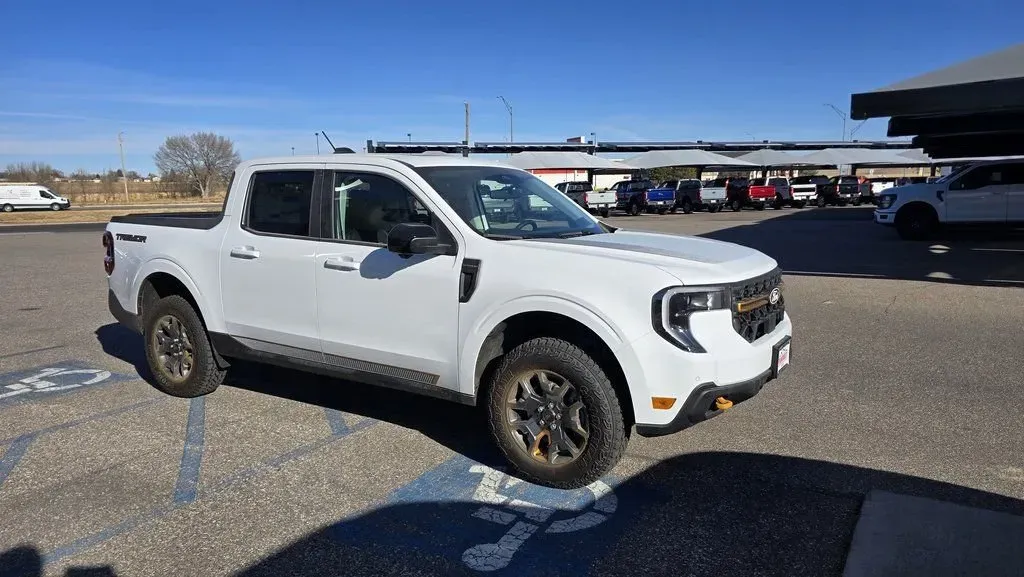 2025 Ford Maverick | Photo 3 of 32