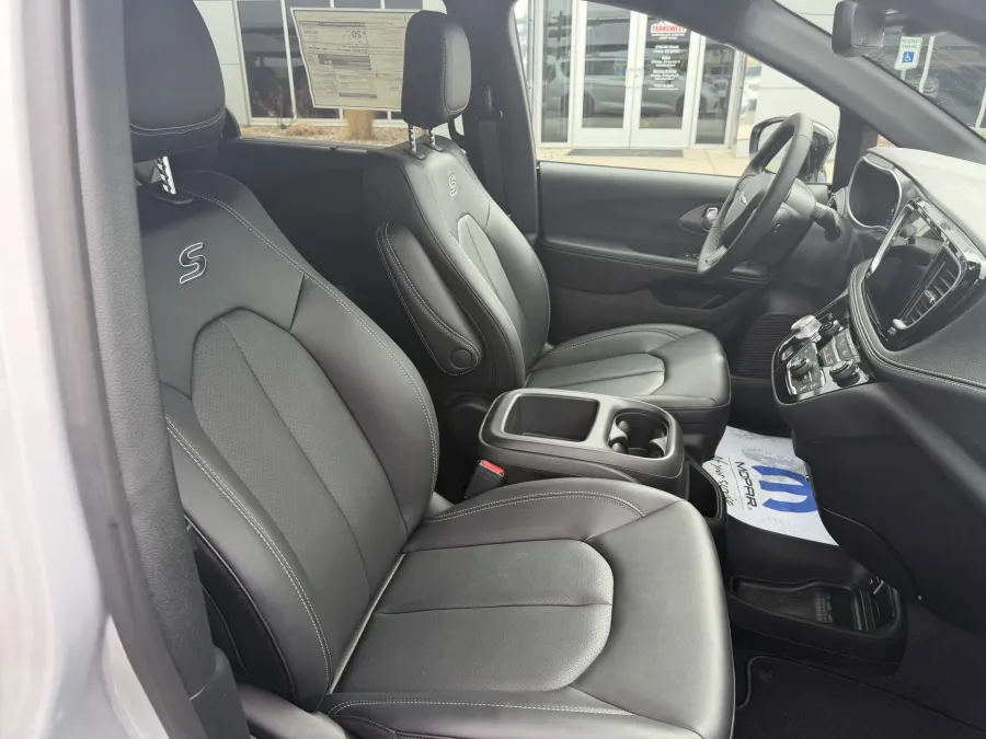2026 Chrysler Pacifica Select | Photo 12 of 18