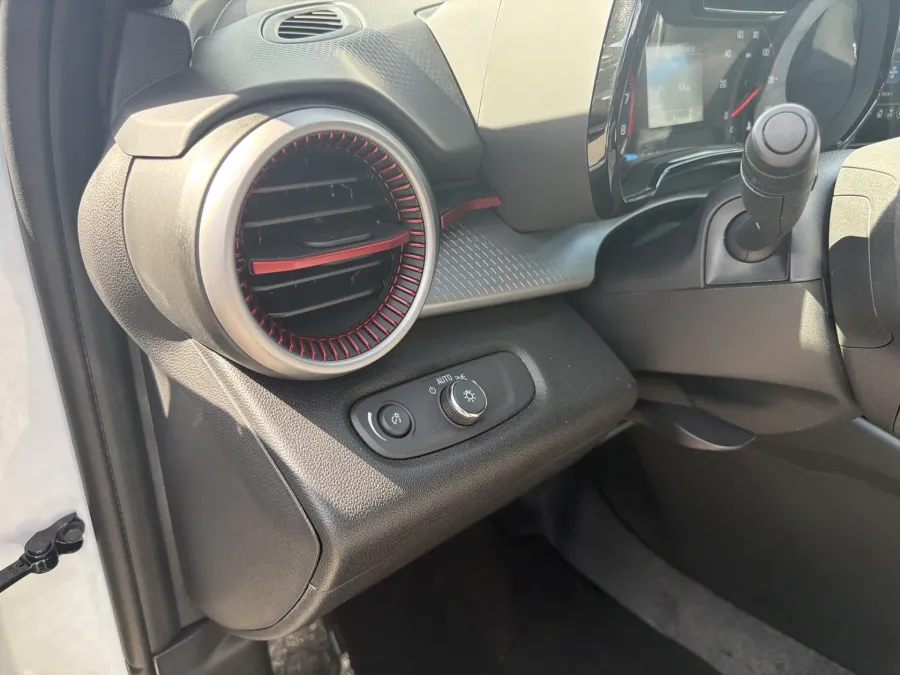 2026 Chevrolet Trax 1RS | Photo 12 of 19