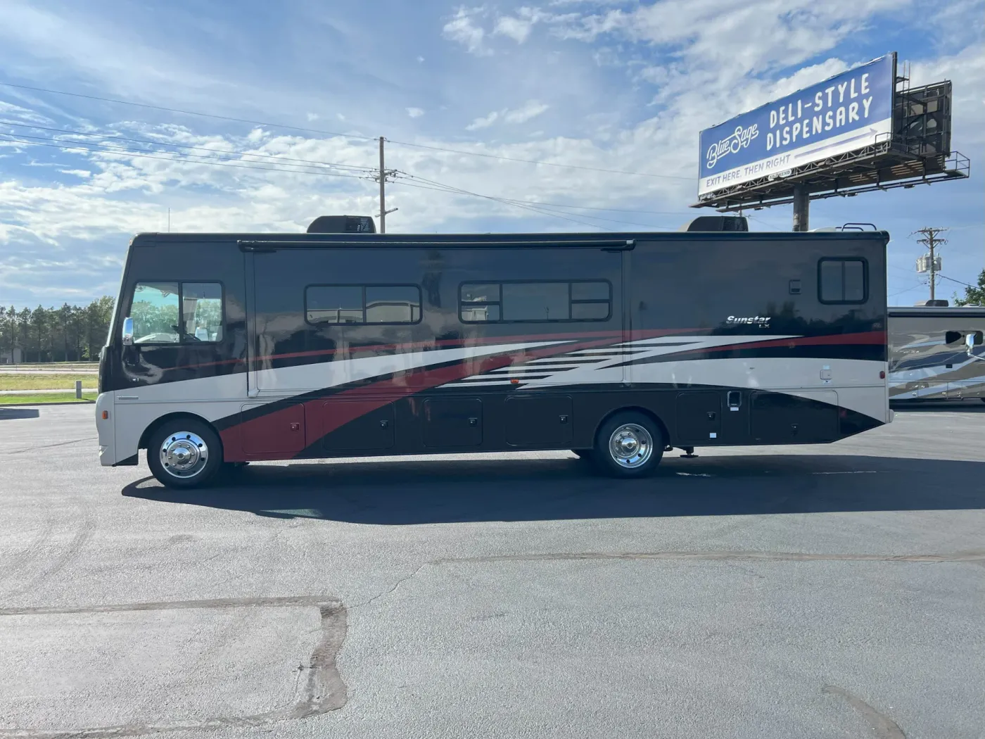 2019 Winnebago Sunstar LX 35F | Photo 4 of 20