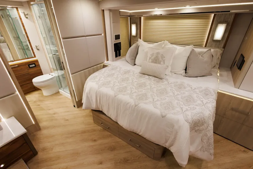 2026 Emerald Luxury Coaches Prevost H3-45 Quad Slide | Photo 15 of 34