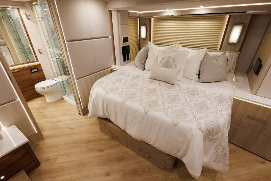 2026 Emerald Luxury Coaches Prevost H3-45 Quad Slide | Photo 15 of 34