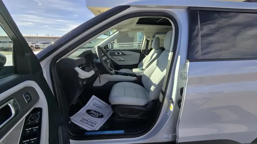 2025 Ford Explorer | Photo 16 of 35