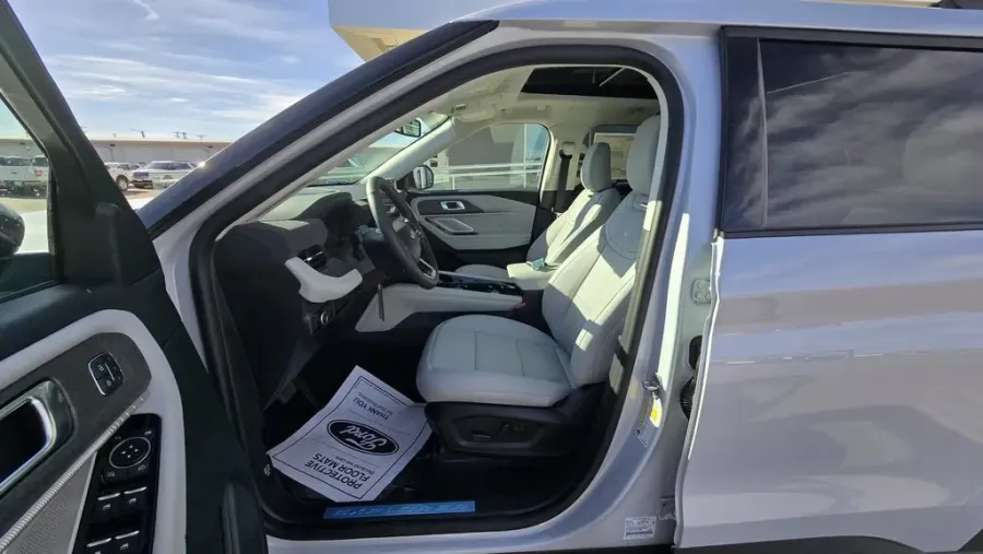 2025 Ford Explorer | Photo 16 of 35
