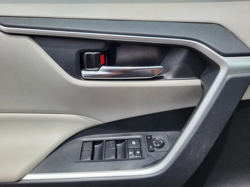 2020 Toyota RAV4 XLE | Photo 19 of 26