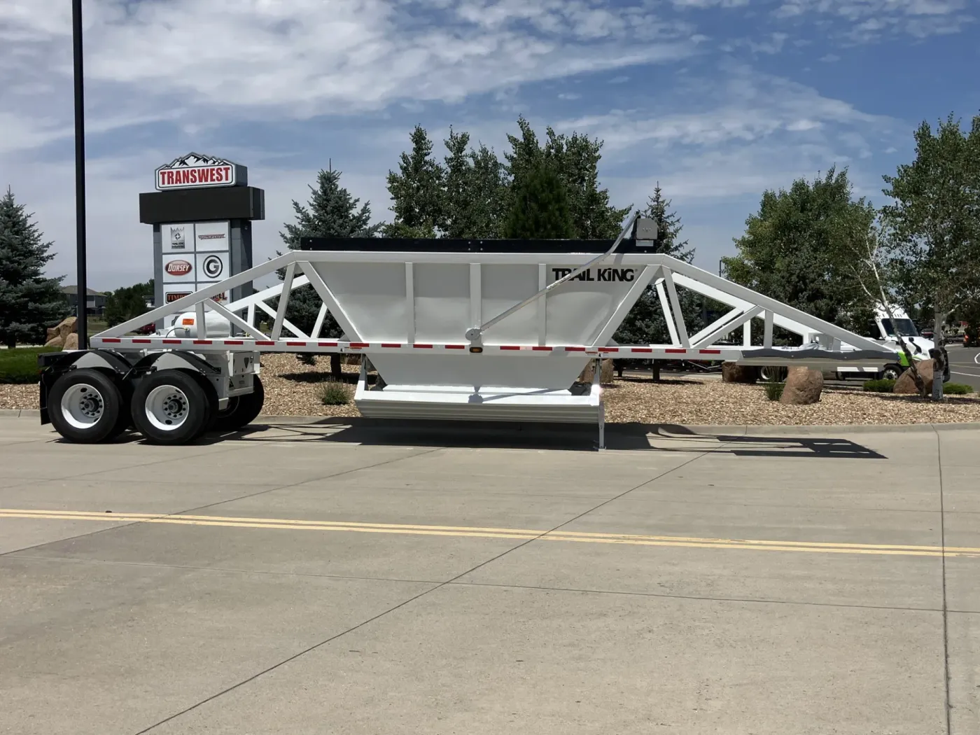 2025 Trail King TKBD22-402 | Photo 3 of 12