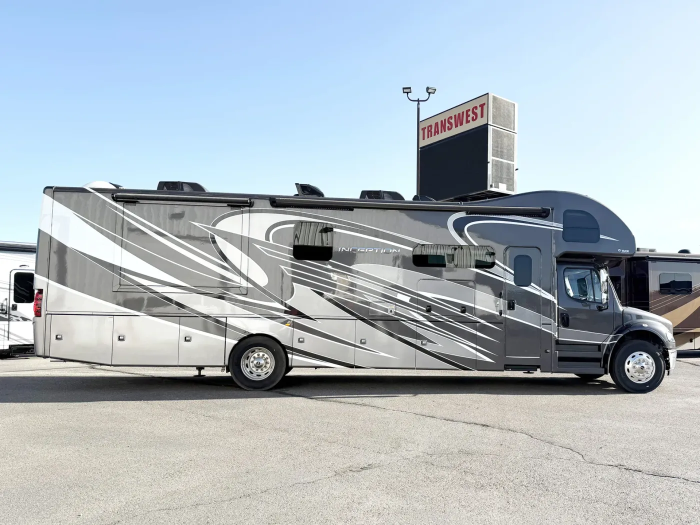 2023 Thor Inception 38MX | Photo 2 of 29