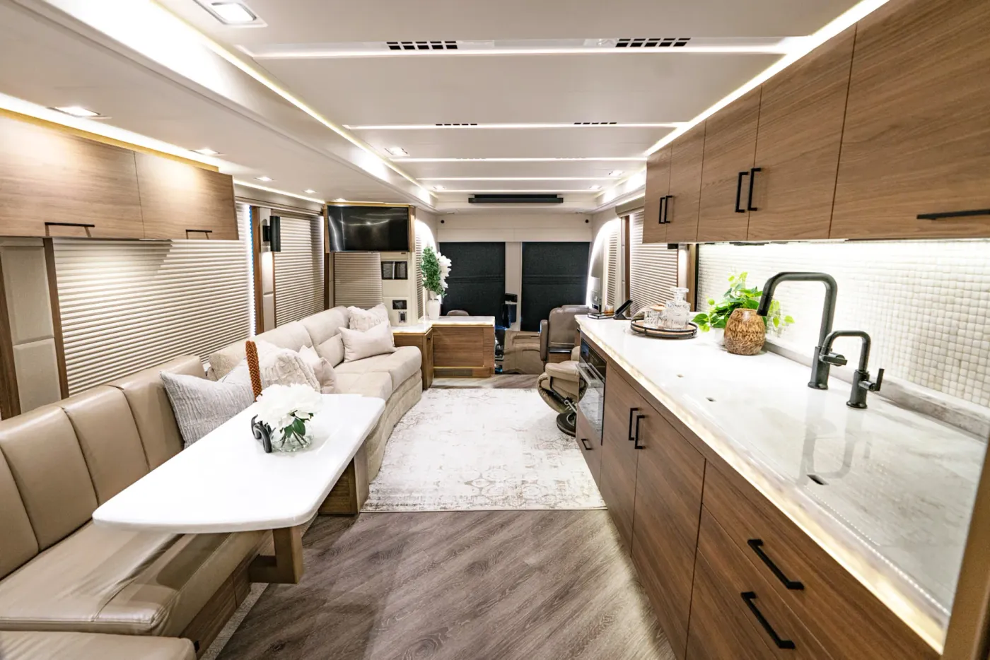 2026 Emerald Luxury Coaches Prevost H3-45 Triple Slide | Photo 5 of 20