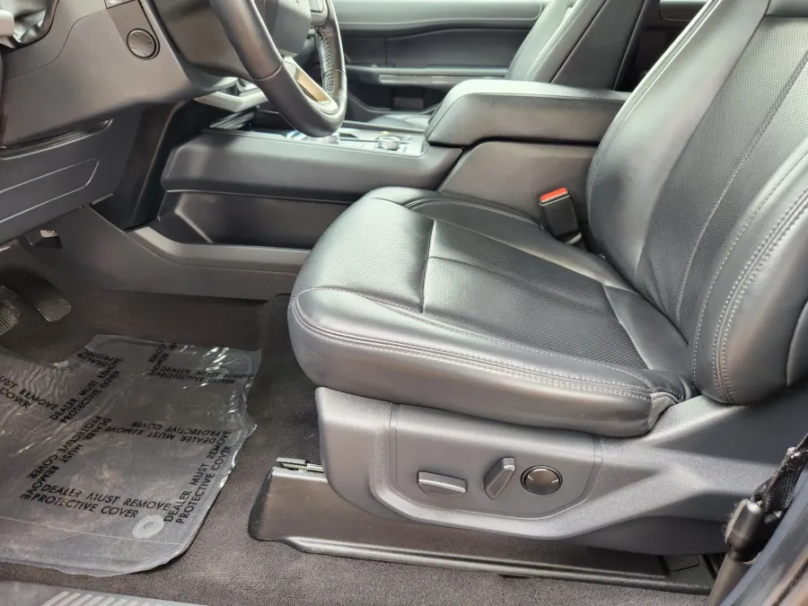 2024 Ford Expedition Max XLT | Photo 8 of 28