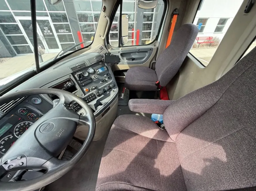 2020 Freightliner Cascadia 113 | Photo 9 of 10