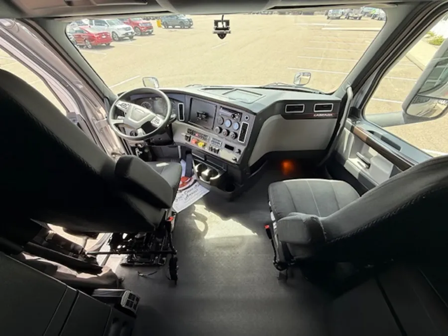 2020 Freightliner Cascadia | Photo 8 of 15