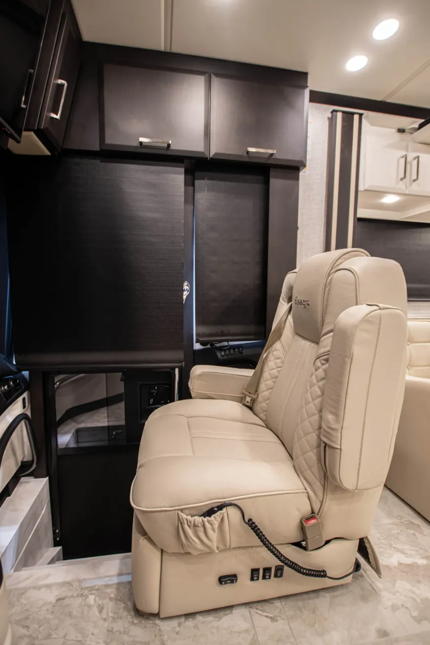 2026 Newmar Essex 4569 | Photo 10 of 34