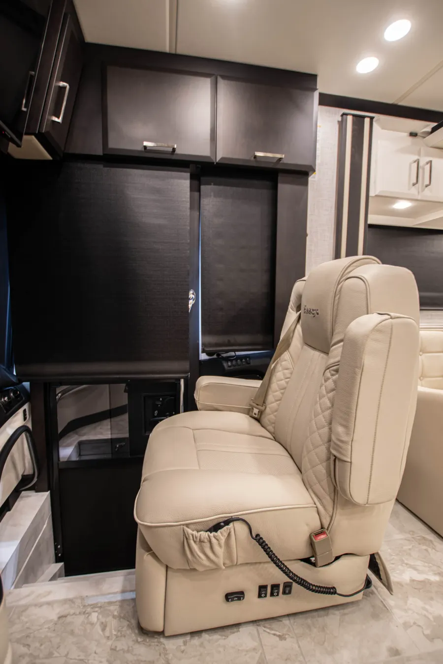 2026 Newmar Essex 4569 | Photo 10 of 34