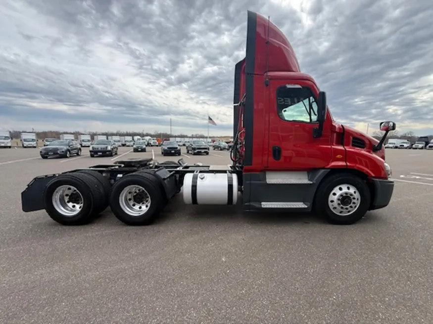 2018 Freightliner Cascadia 113 | Photo 5 of 10