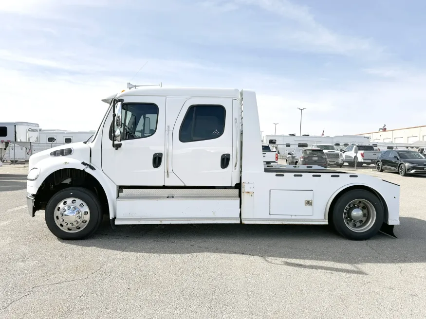 2015 Freightliner M2 106 2L Hauler | Photo 3 of 20