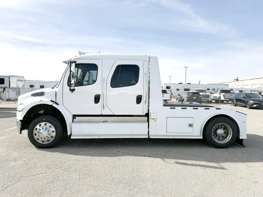 2015 Freightliner M2 106 2L Hauler | Photo 3 of 20