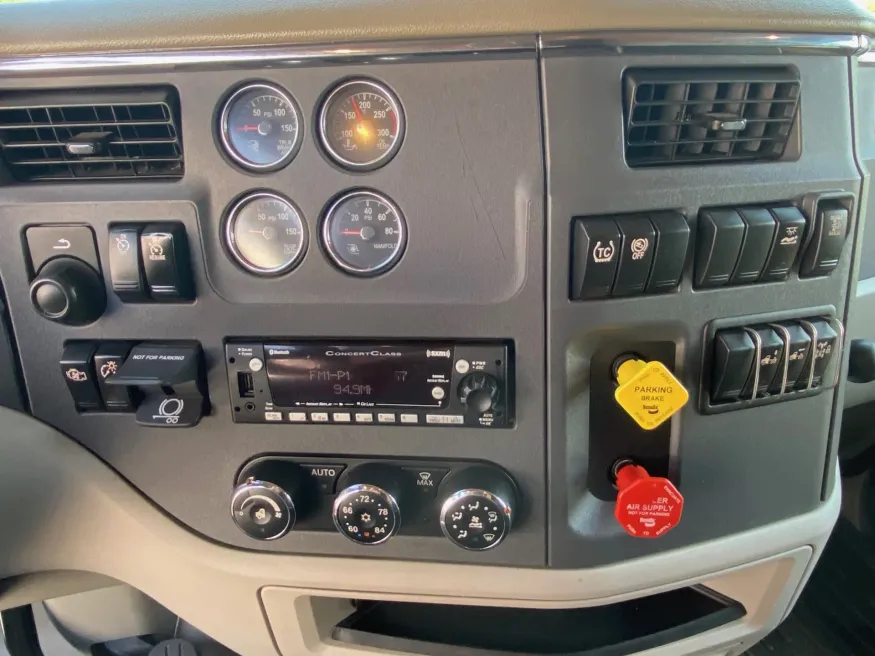 2022 Peterbilt 567 | Photo 13 of 25