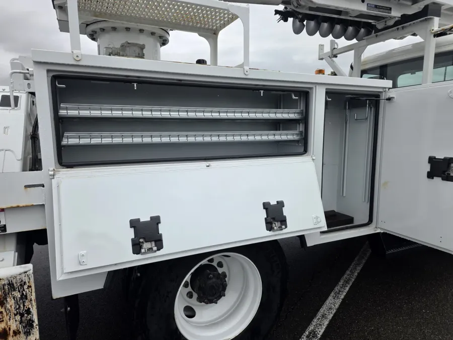 2022 Freightliner M2 106 | Photo 8 of 36