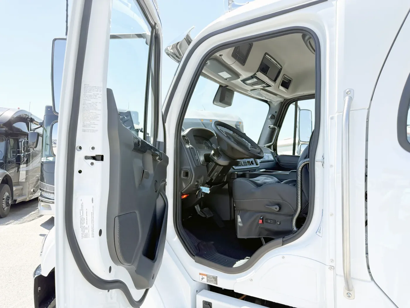 2026 Freightliner M2 112 SUMMIT HAULER | Photo 4 of 25