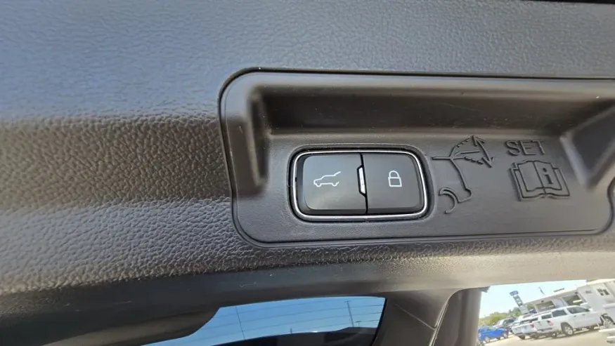 2022 Ford Explorer | Photo 9 of 31