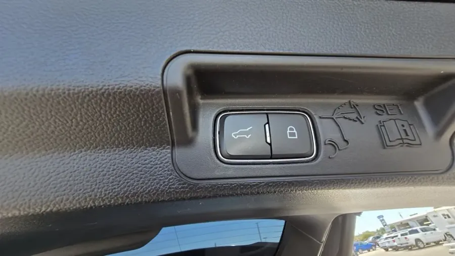 2022 Ford Explorer | Photo 9 of 31