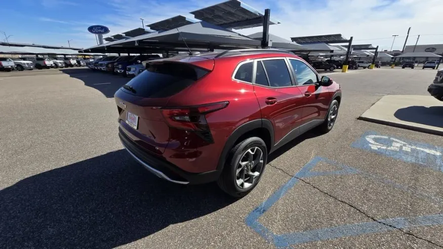 2025 Chevrolet Trax | Photo 6 of 27