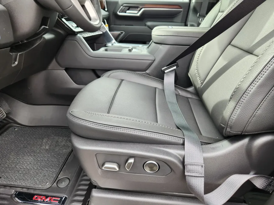 2026 GMC Sierra 3500HD Denali | Photo 8 of 31