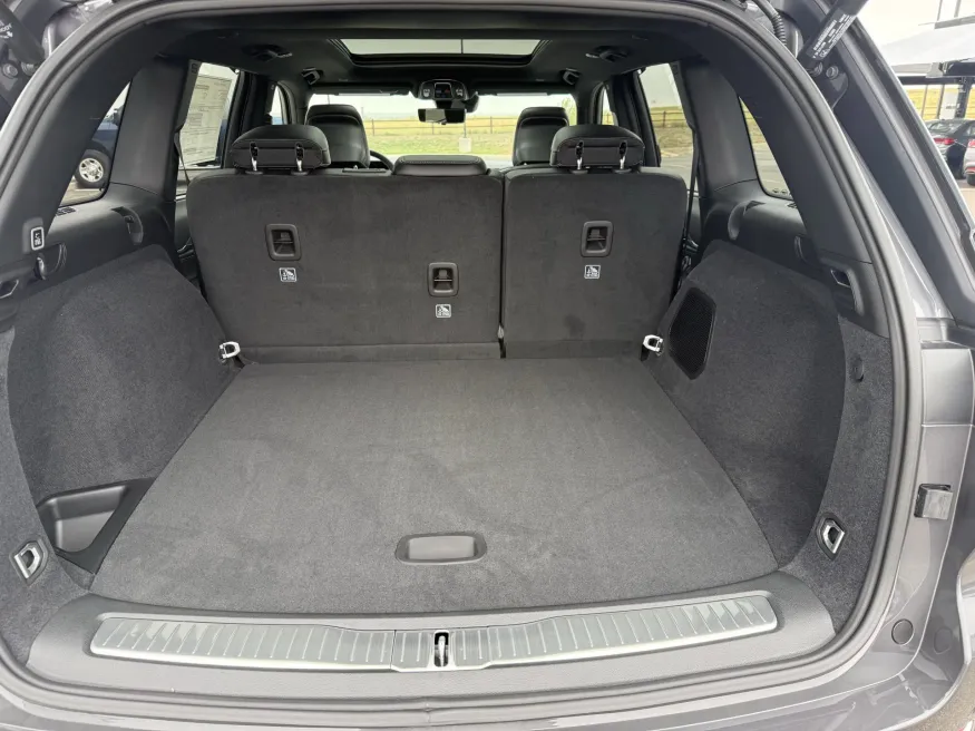 2025 Jeep Grand Cherokee Overland | Photo 7 of 19