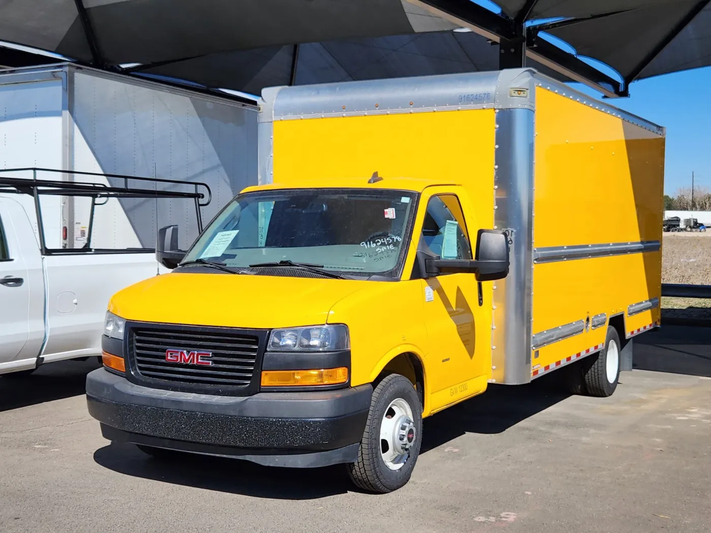 2022 GMC Savana Commercial Cutaway CUTWAY | Photo 2 of 5