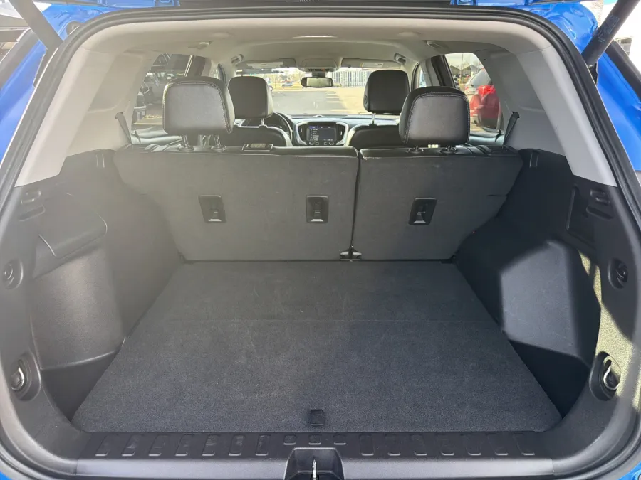 2024 GMC Terrain SLT | Photo 8 of 22