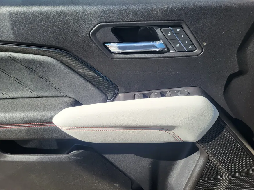 2026 GMC Canyon 4WD AT4X | Photo 19 of 25