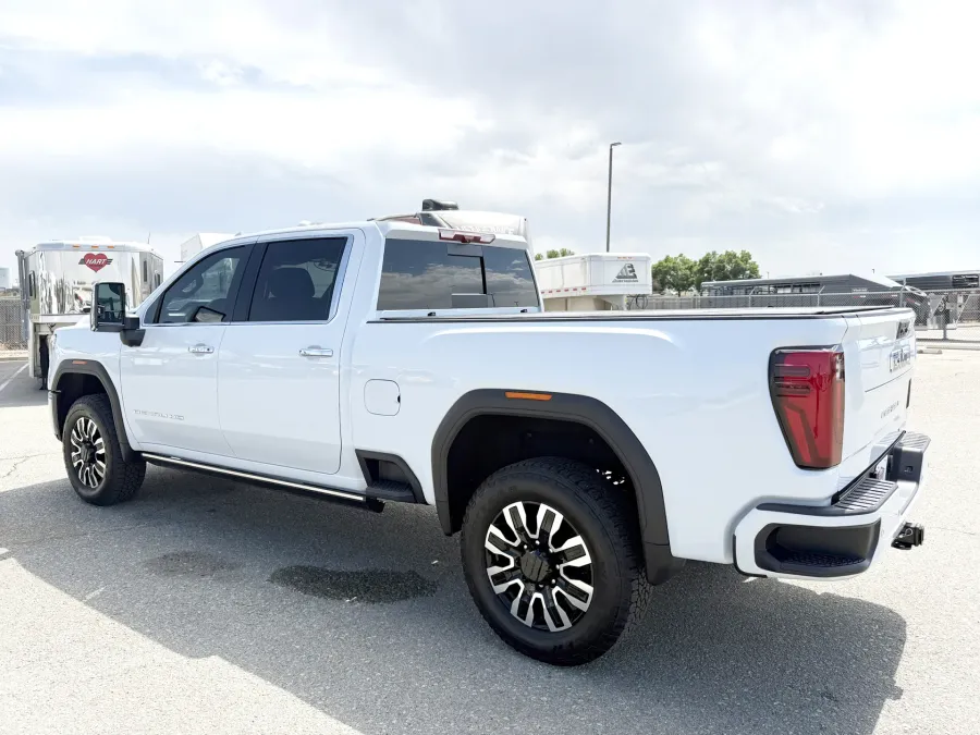 2026 GMC 2500 Denali Ultimate | Photo 11 of 23