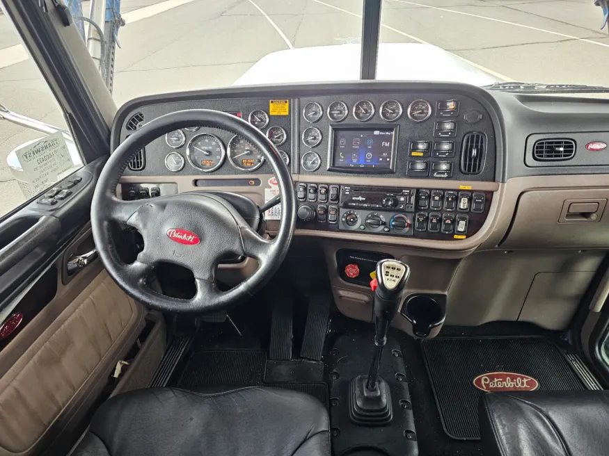 2019 Peterbilt 389 | Photo 16 of 24