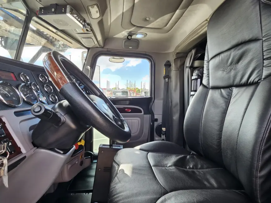 2017 Peterbilt 389 | Photo 18 of 26