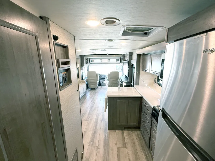 2022 Winnebago Forza 34T | Photo 10 of 17
