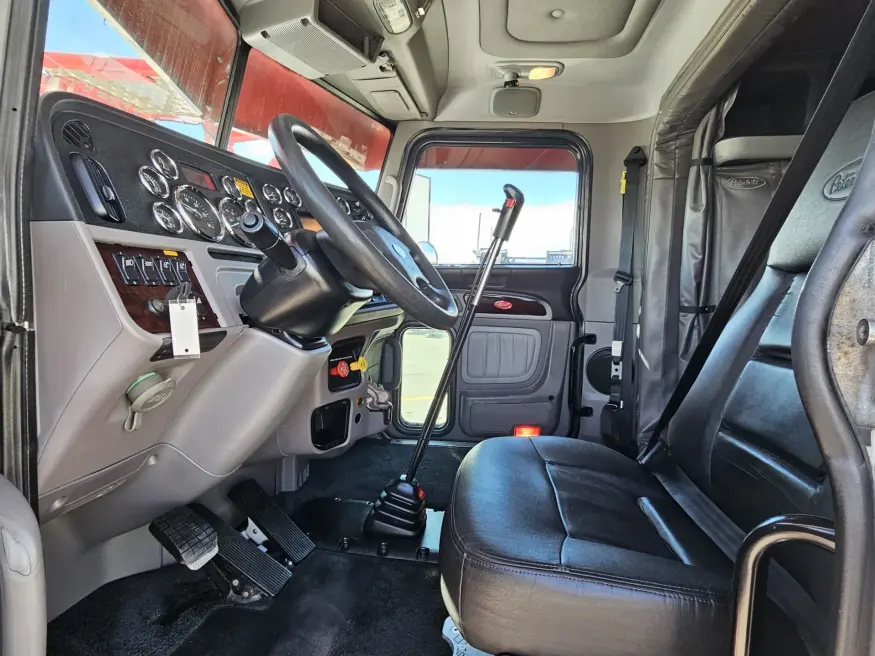 2018 Peterbilt 389 | Photo 28 of 35