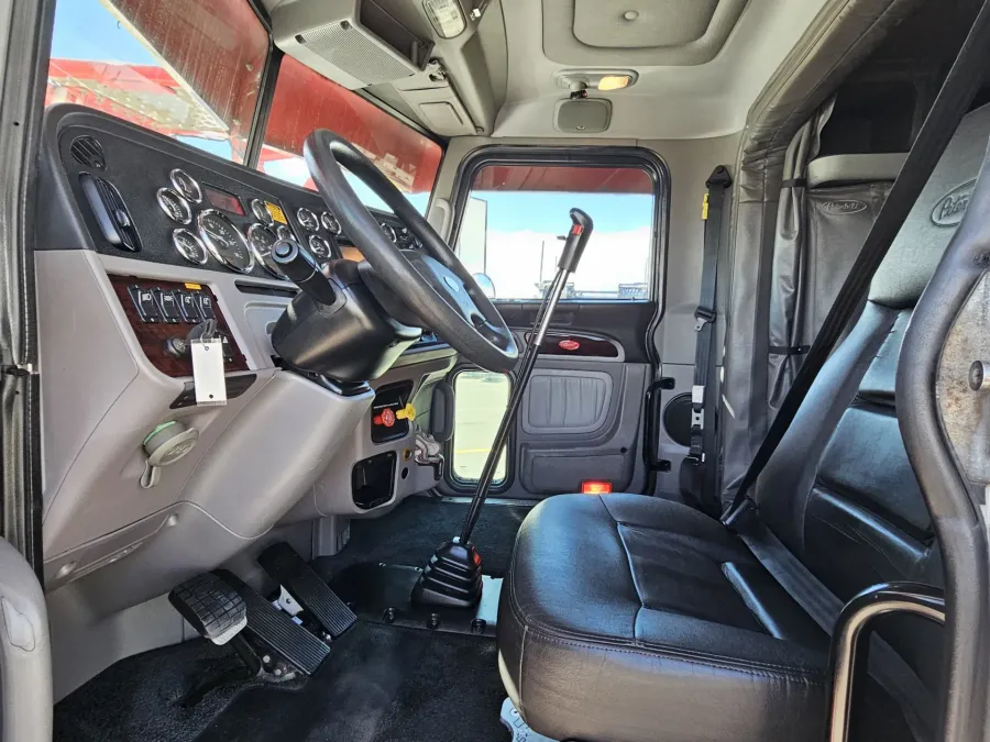 2018 Peterbilt 389 | Photo 28 of 35