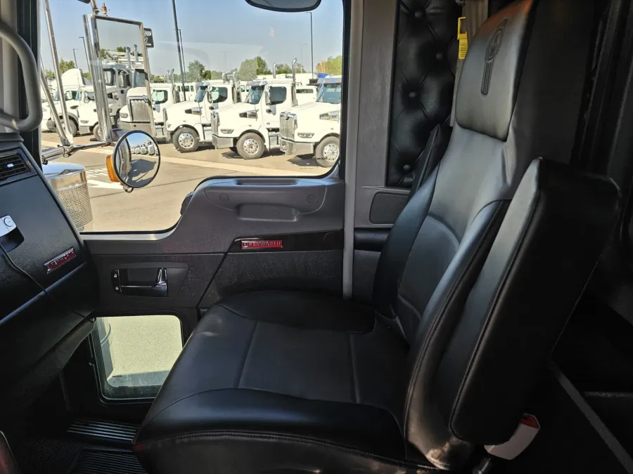 2025 Kenworth W900 | Photo 11 of 21
