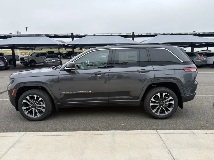 2025 Jeep Grand Cherokee Overland | Photo 4 of 19