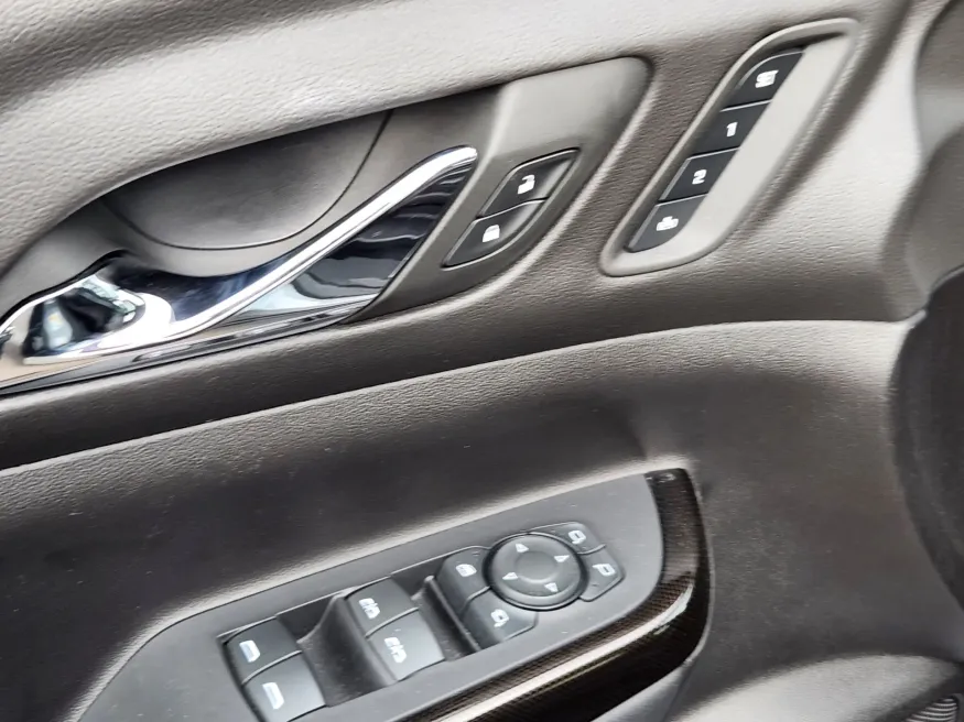 2023 GMC Acadia AT4 | Photo 6 of 27