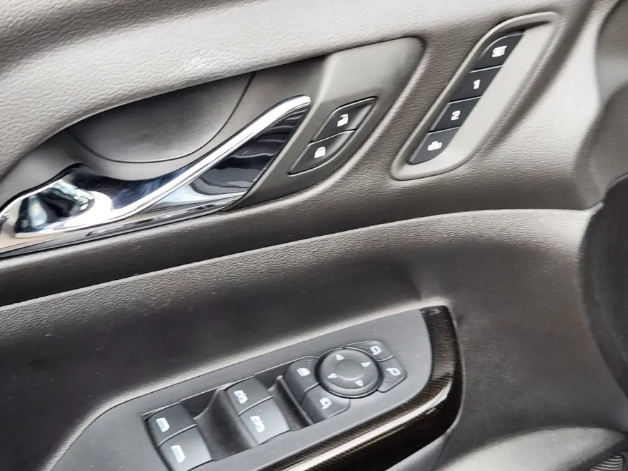 2023 GMC Acadia AT4 | Photo 6 of 27