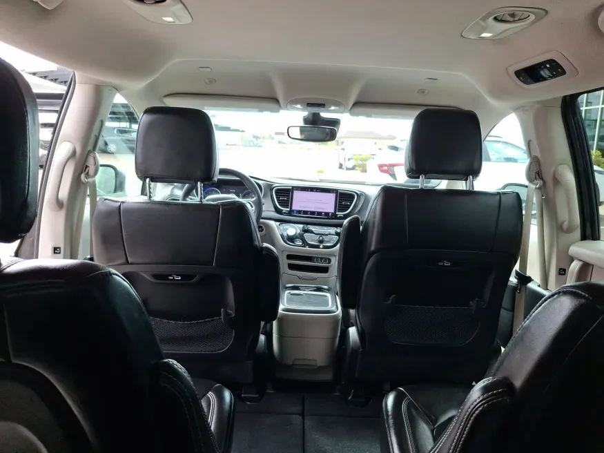 2023 Chrysler Pacifica Touring L | Photo 13 of 23