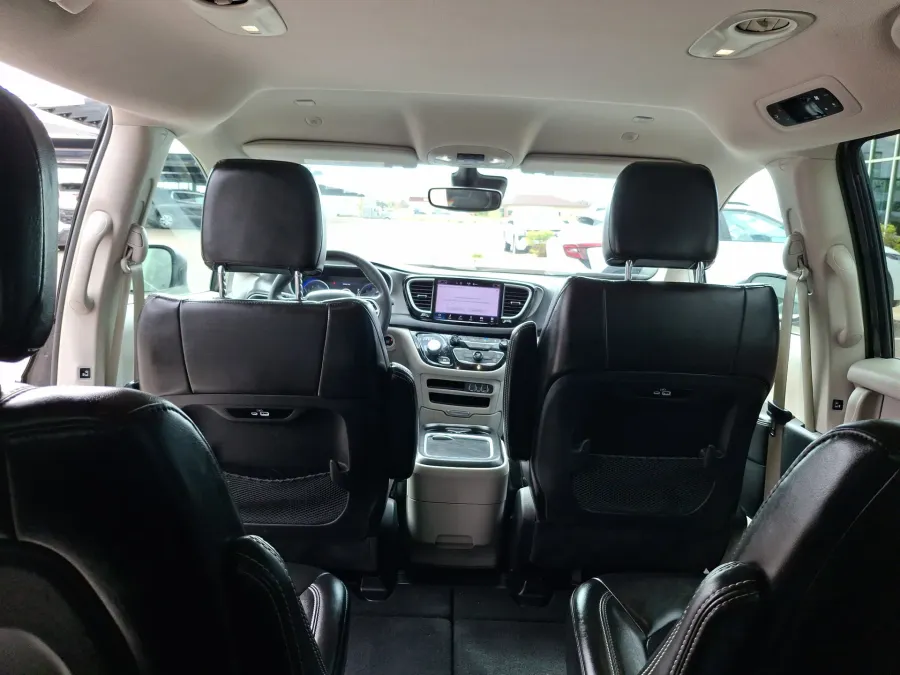 2023 Chrysler Pacifica Touring L | Photo 13 of 23