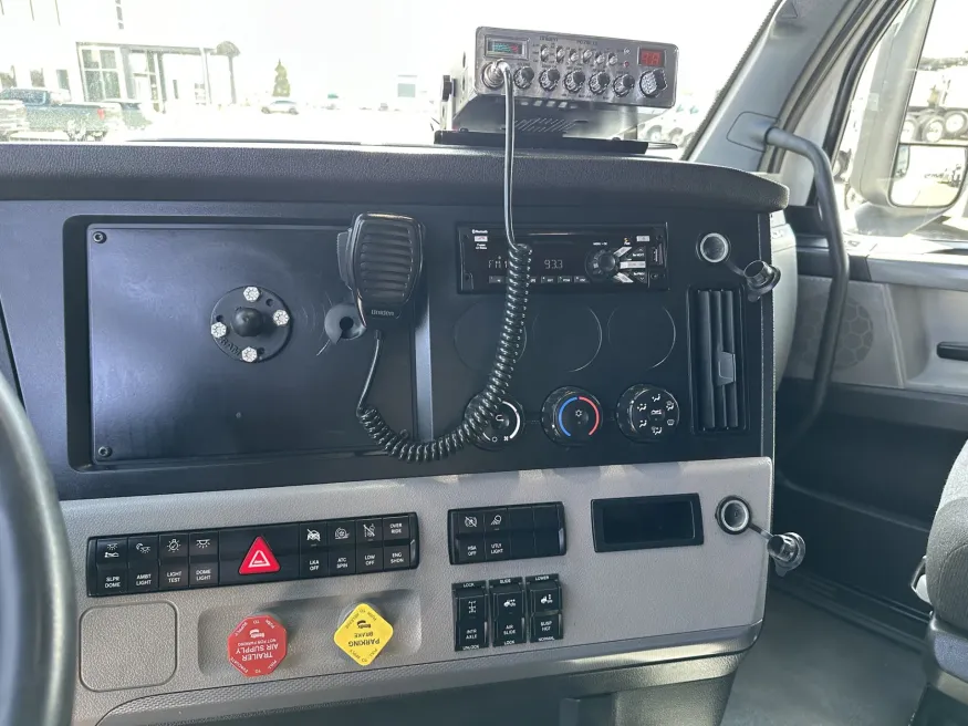 2022 Freightliner Cascadia 126 | Photo 11 of 21