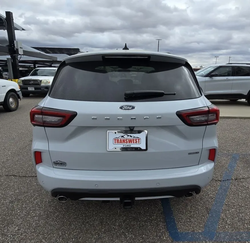 2026 Ford Escape Hybrid | Photo 7 of 32
