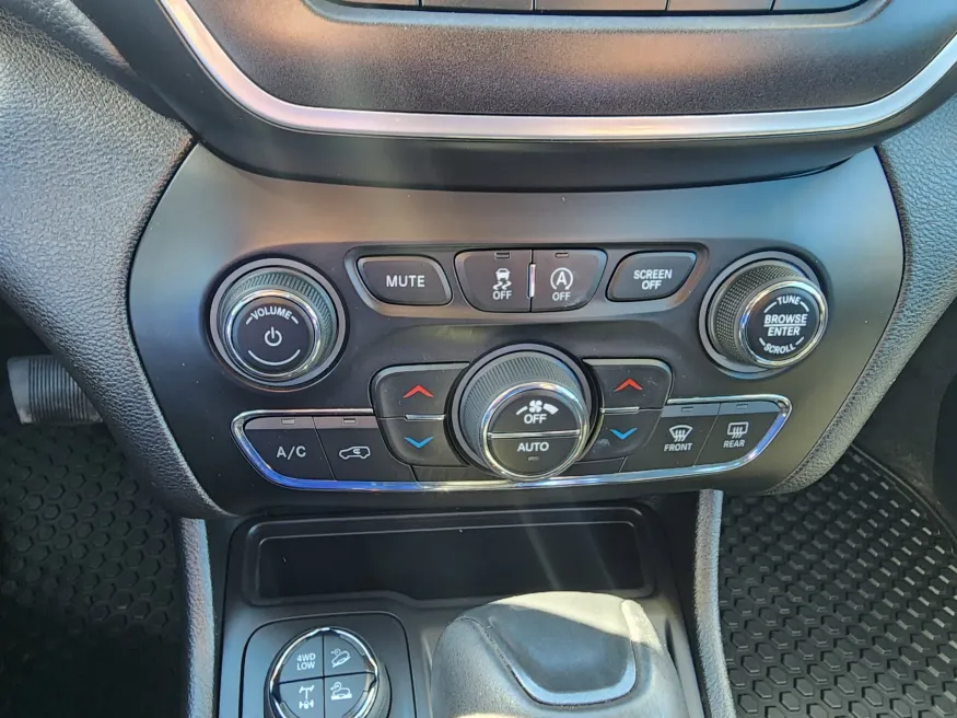 2021 Jeep Cherokee Trailhawk | Photo 20 of 26