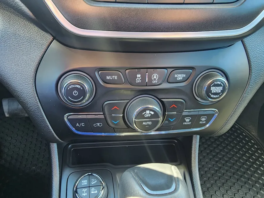 2021 Jeep Cherokee Trailhawk | Photo 20 of 26