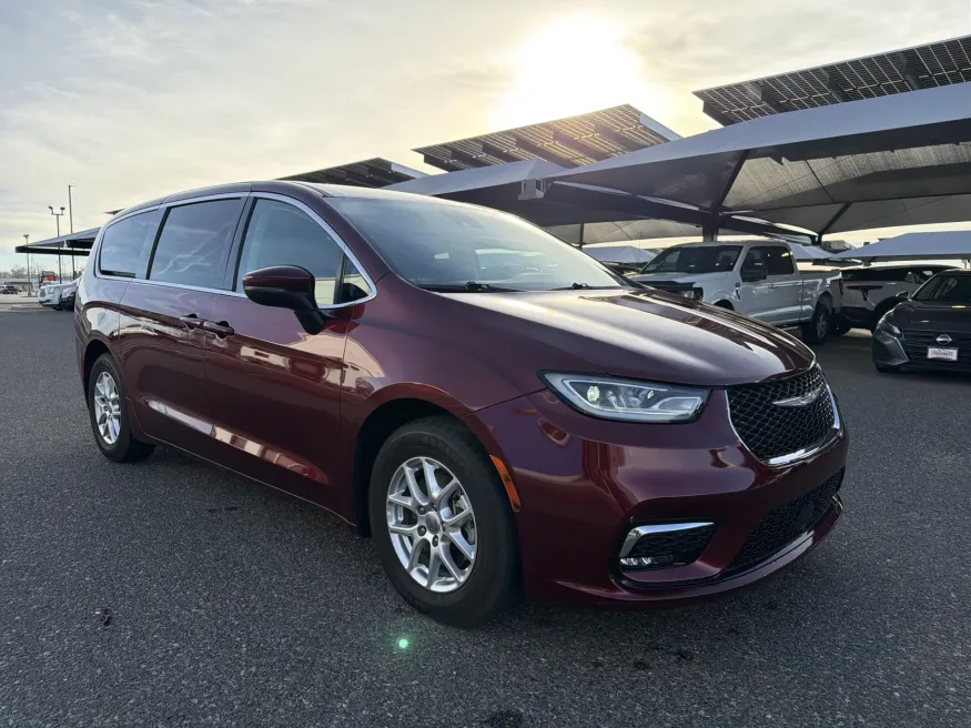 2023 Chrysler Pacifica Touring L | Photo 6 of 23
